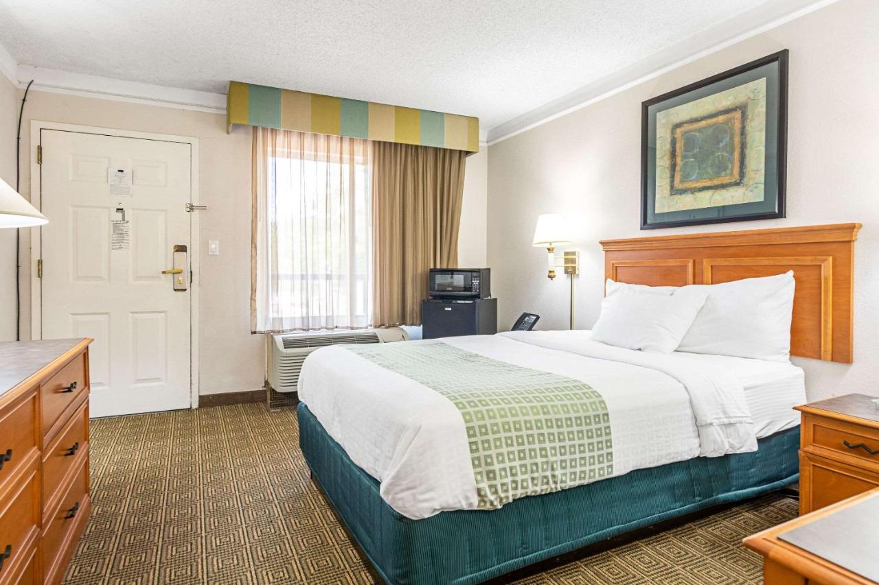 Rodeway Inn Huntsville Buitenkant foto